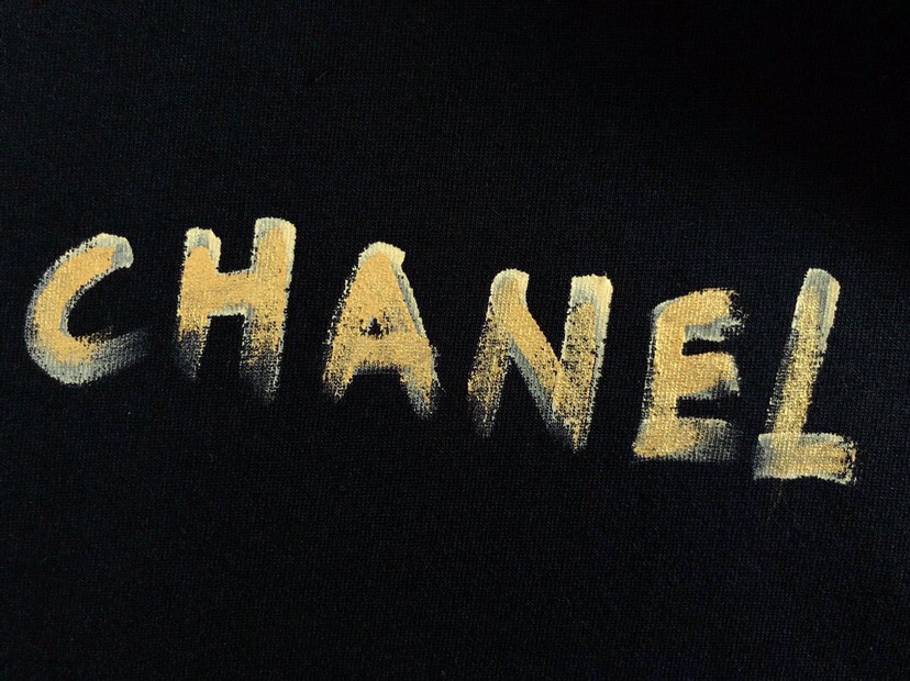 CHANEL 香奈儿最新最顶级手绘款前后幅呼应质感短袖，款短袖，顶级纯棉品质原单短袖，顶级制作工艺进口面