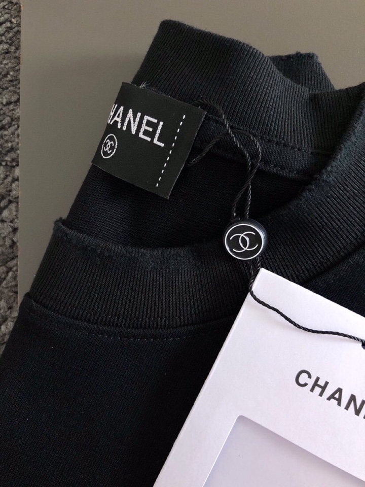 CHANEL 香奈儿最新最顶级手绘款前后幅呼应质感短袖，款短袖，顶级纯棉品质原单短袖，顶级制作工艺进口面