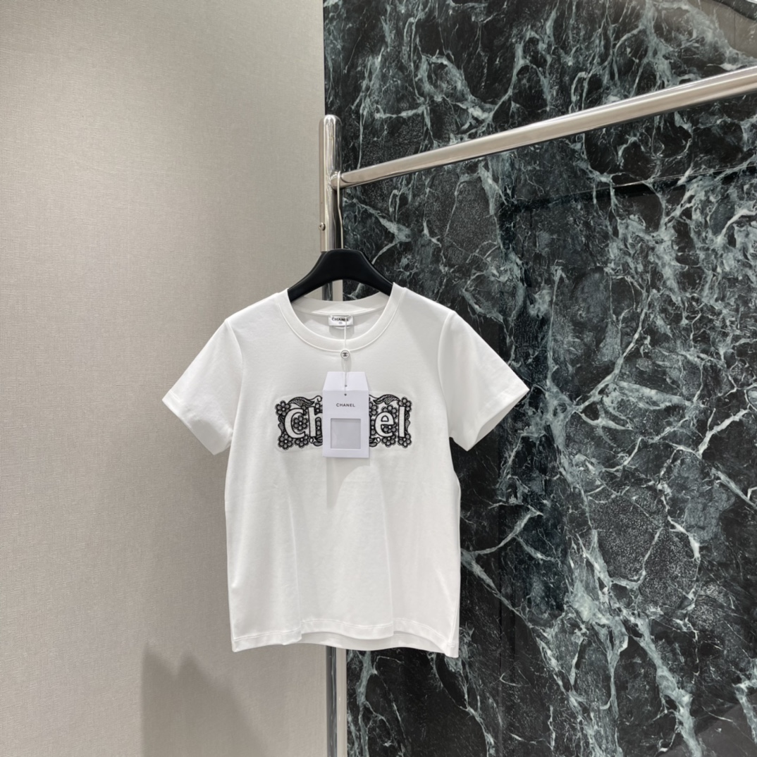 小香 25秋冬新款 刺绣字母花卉短袖 胸前品牌字母➕花朵刺绣超有辨识度 细节精致品牌感满满 高品质棉料柔