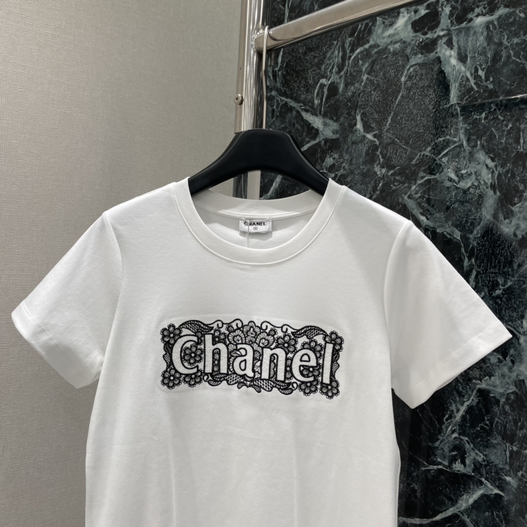 小香 25秋冬新款 刺绣字母花卉短袖 胸前品牌字母➕花朵刺绣超有辨识度 细节精致品牌感满满 高品质棉料柔