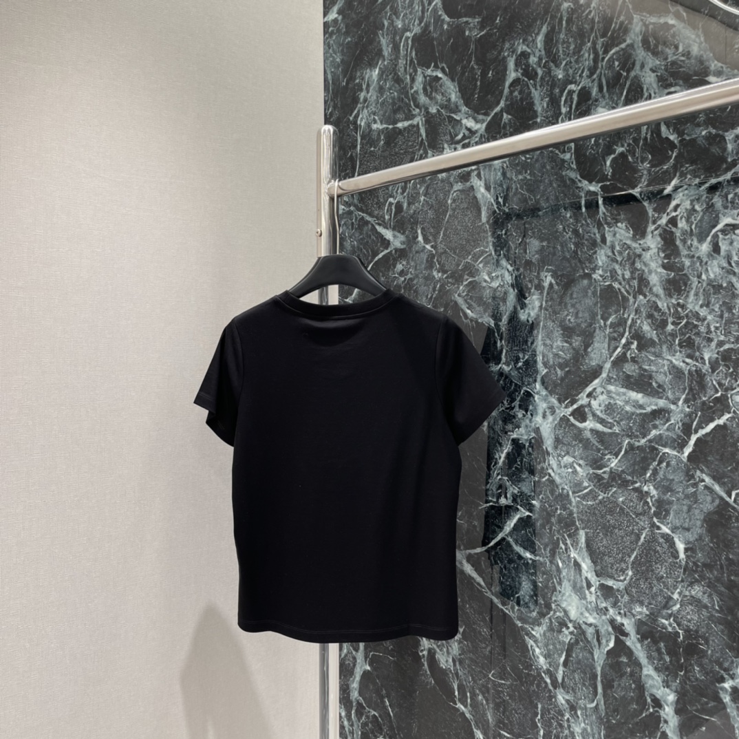 小香 25秋冬新款 刺绣字母花卉短袖 胸前品牌字母➕花朵刺绣超有辨识度 细节精致品牌感满满 高品质棉料柔