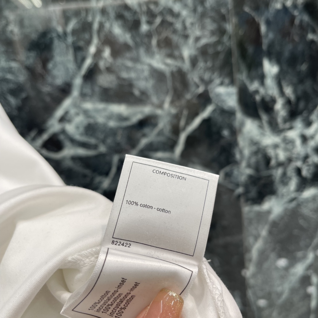 小香 25秋冬新款 刺绣字母花卉短袖 胸前品牌字母➕花朵刺绣超有辨识度 细节精致品牌感满满 高品质棉料柔