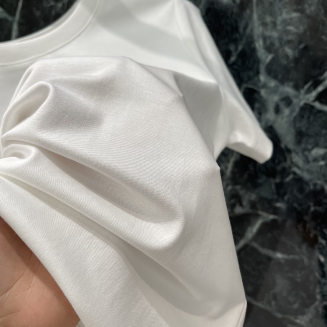 小香 25秋冬新款 刺绣字母花卉短袖 胸前品牌字母➕花朵刺绣超有辨识度 细节精致品牌感满满 高品质棉料柔