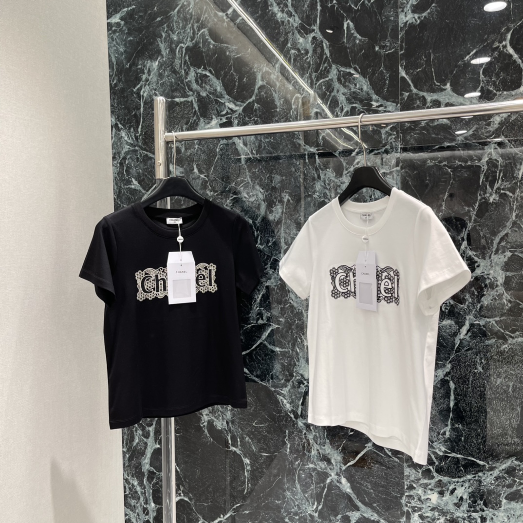 小香 25秋冬新款 刺绣字母花卉短袖 胸前品牌字母➕花朵刺绣超有辨识度 细节精致品牌感满满 高品质棉料柔