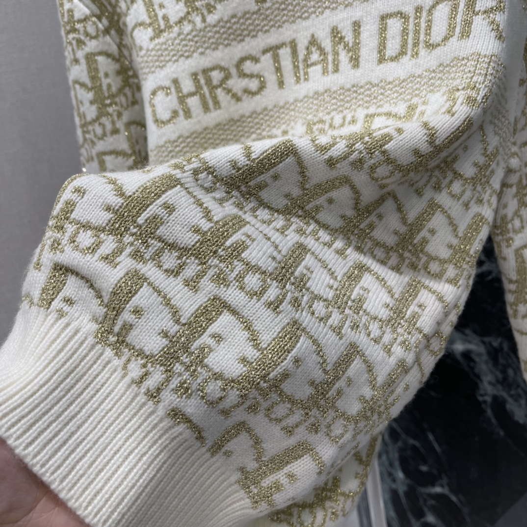 Ｄ家 25秋冬新款 提花圆领毛衣 经典老花图案 品牌辨识度超高 圆领设计简约大方，胸前品牌字样超有细节感