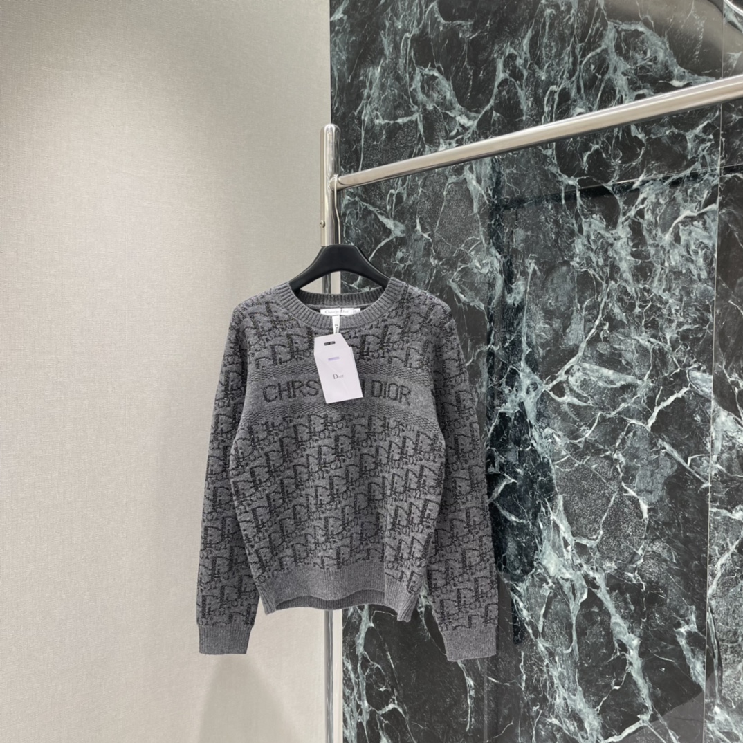 Ｄ家 25秋冬新款 提花圆领毛衣 经典老花图案 品牌辨识度超高 圆领设计简约大方，胸前品牌字样超有细节感