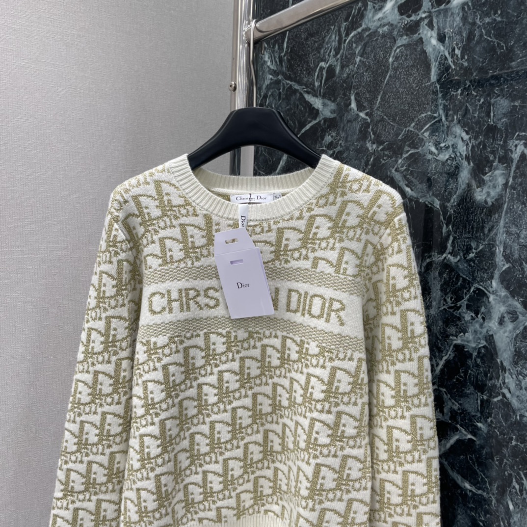 Ｄ家 25秋冬新款 提花圆领毛衣 经典老花图案 品牌辨识度超高 圆领设计简约大方，胸前品牌字样超有细节感