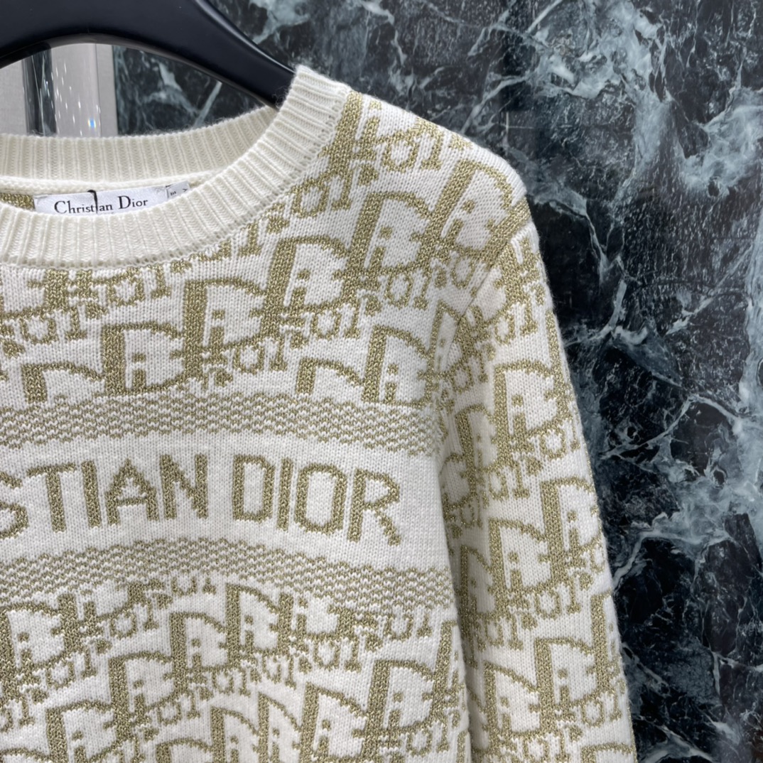 Ｄ家 25秋冬新款 提花圆领毛衣 经典老花图案 品牌辨识度超高 圆领设计简约大方，胸前品牌字样超有细节感