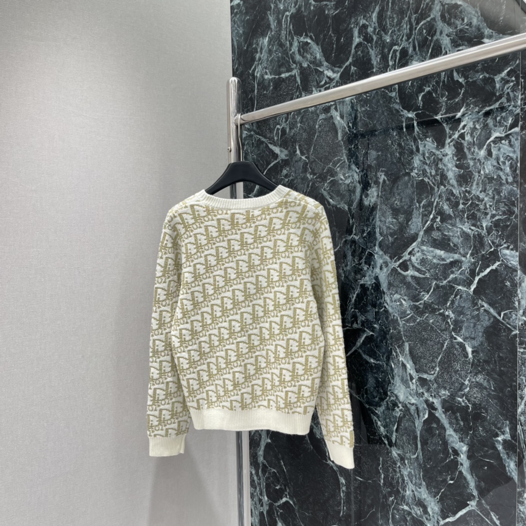 Ｄ家 25秋冬新款 提花圆领毛衣 经典老花图案 品牌辨识度超高 圆领设计简约大方，胸前品牌字样超有细节感