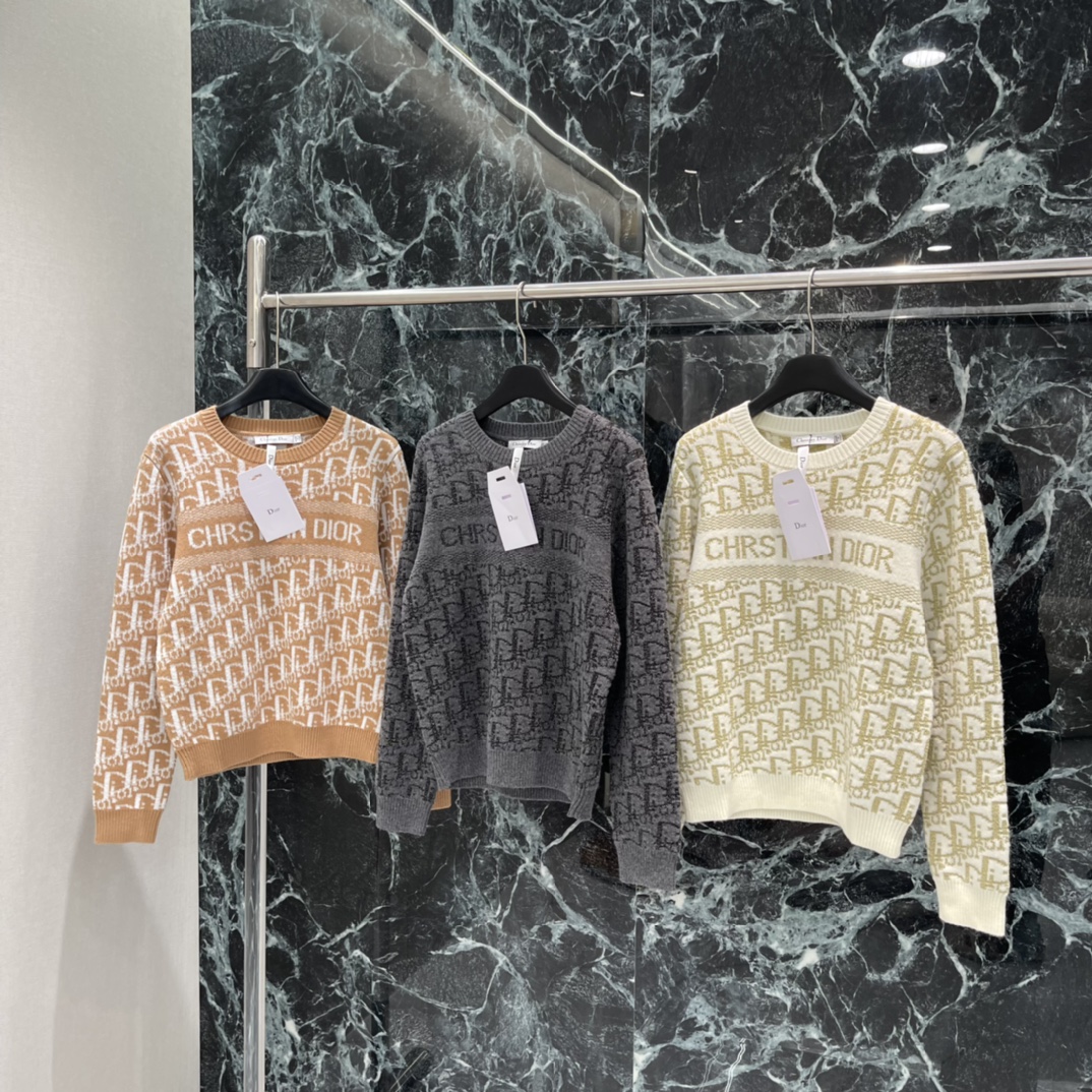 Ｄ家 25秋冬新款 提花圆领毛衣 经典老花图案 品牌辨识度超高 圆领设计简约大方，胸前品牌字样超有细节感