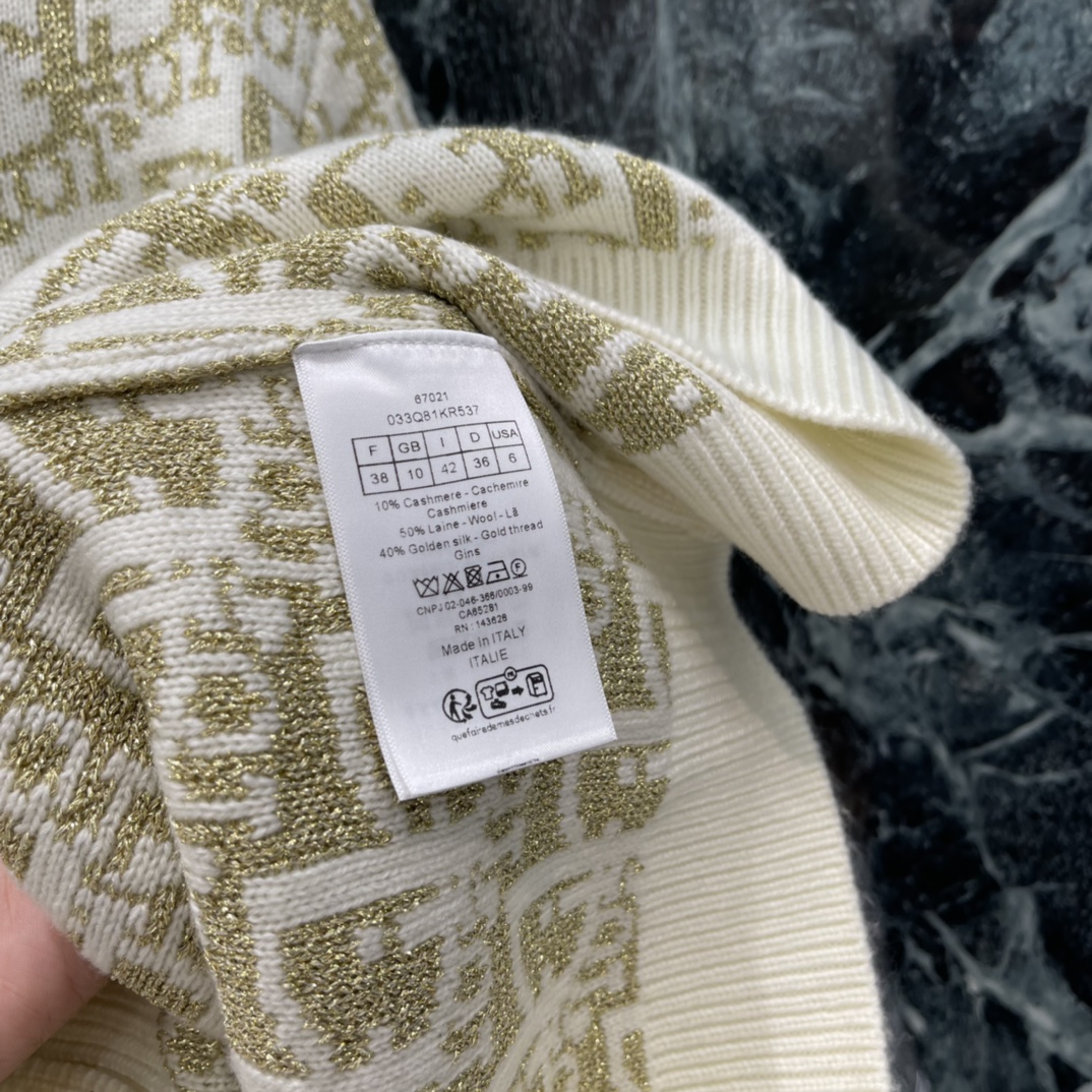 Ｄ家 25秋冬新款 提花圆领毛衣 经典老花图案 品牌辨识度超高 圆领设计简约大方，胸前品牌字样超有细节感