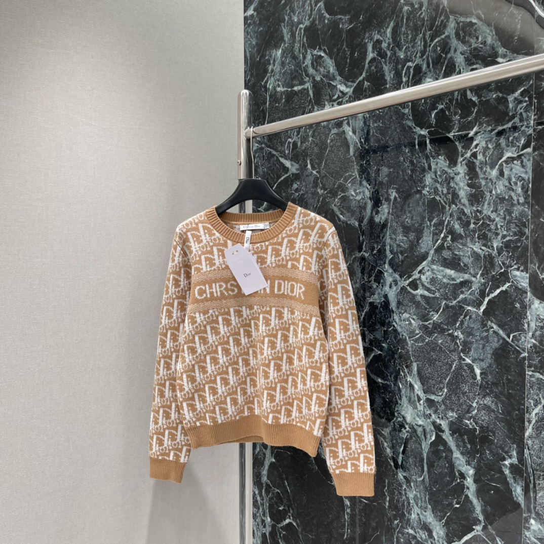 Ｄ家 25秋冬新款 提花圆领毛衣 经典老花图案 品牌辨识度超高 圆领设计简约大方，胸前品牌字样超有细节感