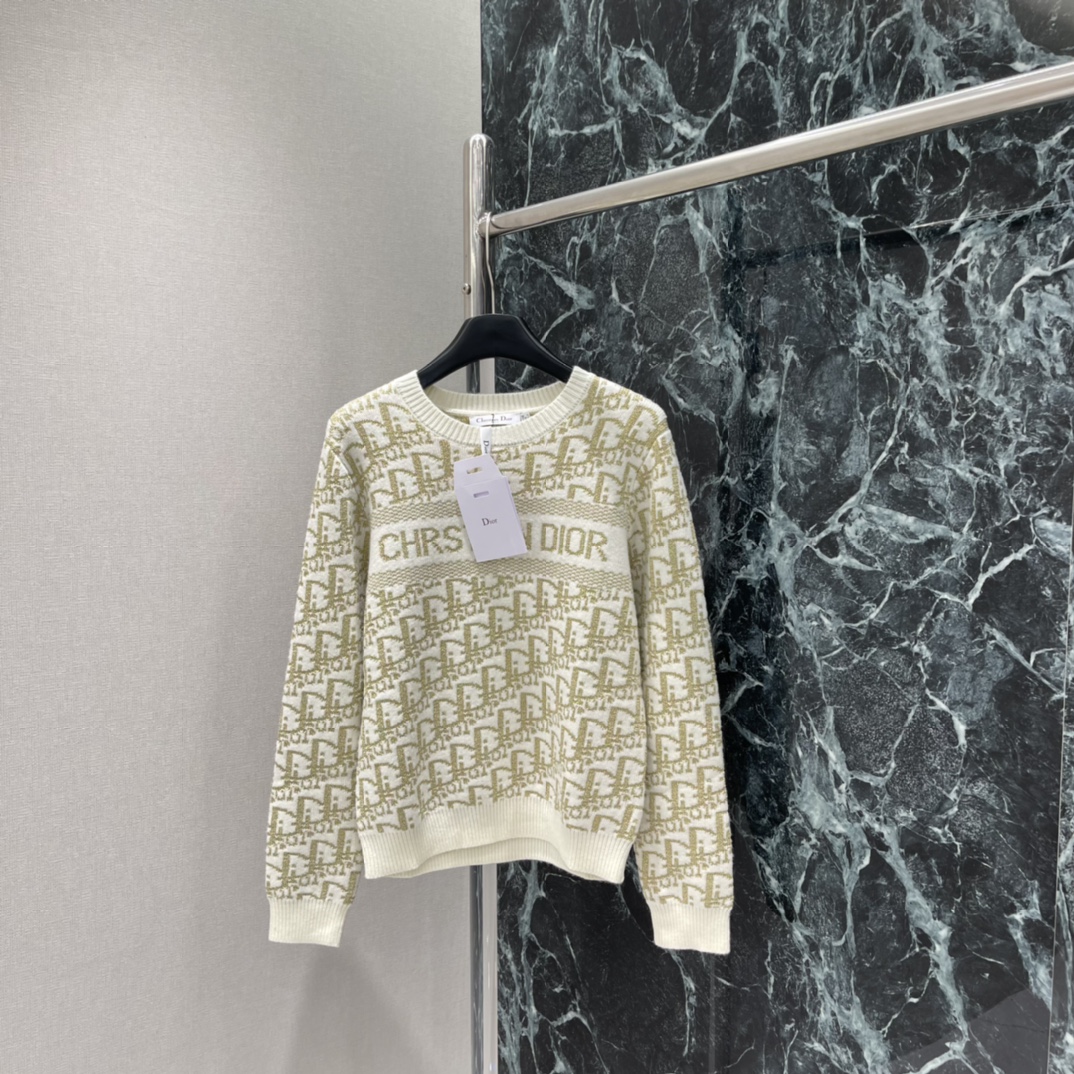 Ｄ家 25秋冬新款 提花圆领毛衣 经典老花图案 品牌辨识度超高 圆领设计简约大方，胸前品牌字样超有细节感