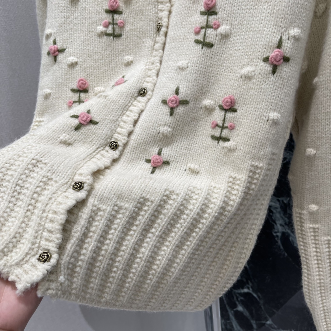 Val华伦 25秋冬新款 玫瑰刺绣针织开衫 重工刺绣玫瑰花点缀 复古温柔风满满 立体花朵+泡泡袖设计 细