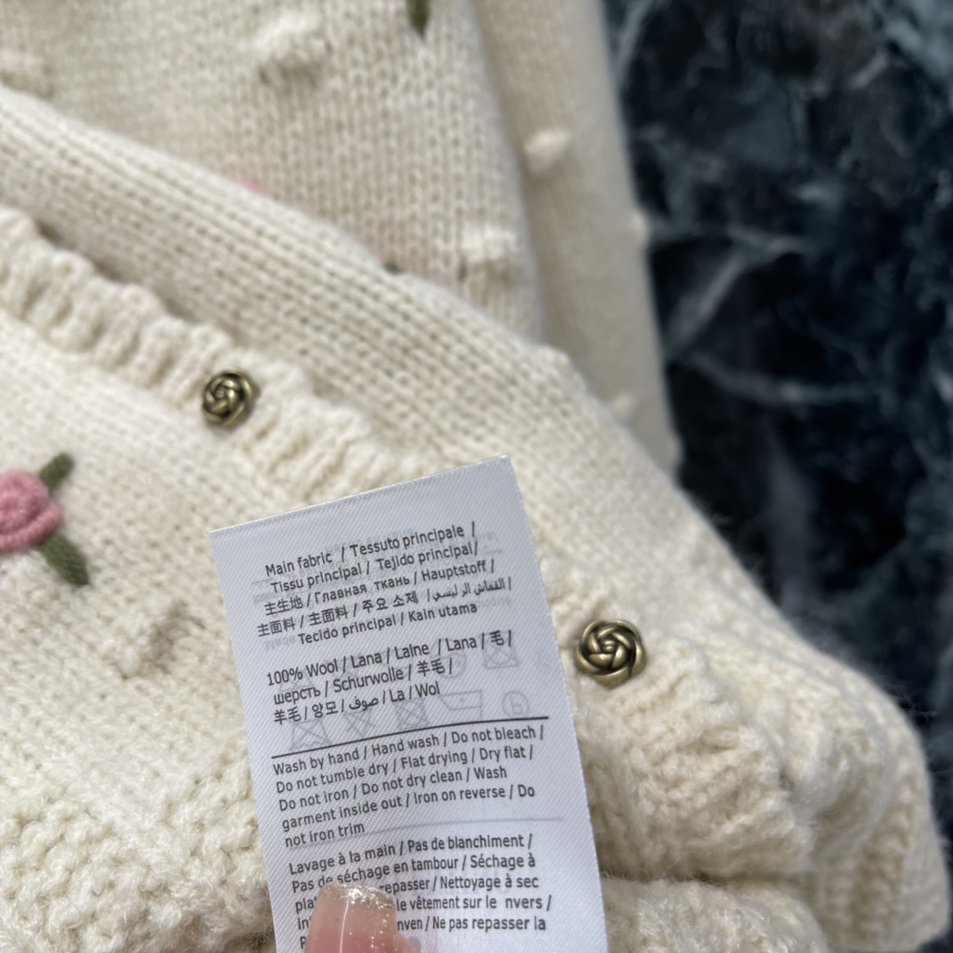 Val华伦 25秋冬新款 玫瑰刺绣针织开衫 重工刺绣玫瑰花点缀 复古温柔风满满 立体花朵+泡泡袖设计 细