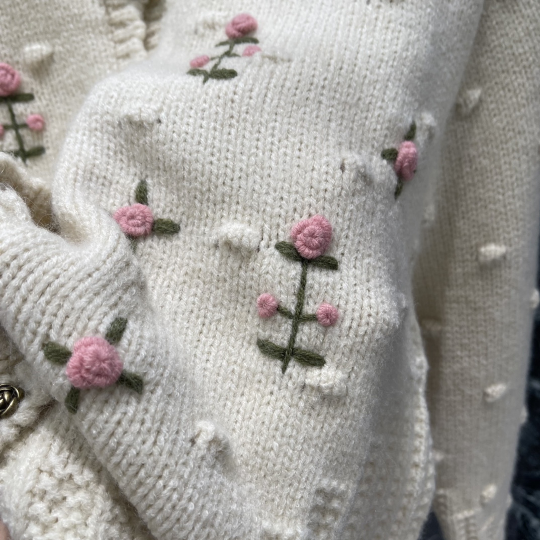 Val华伦 25秋冬新款 玫瑰刺绣针织开衫 重工刺绣玫瑰花点缀 复古温柔风满满 立体花朵+泡泡袖设计 细
