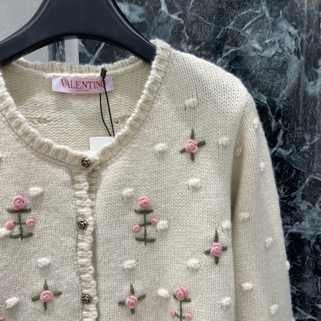 Val华伦 25秋冬新款 玫瑰刺绣针织开衫 重工刺绣玫瑰花点缀 复古温柔风满满 立体花朵+泡泡袖设计 细