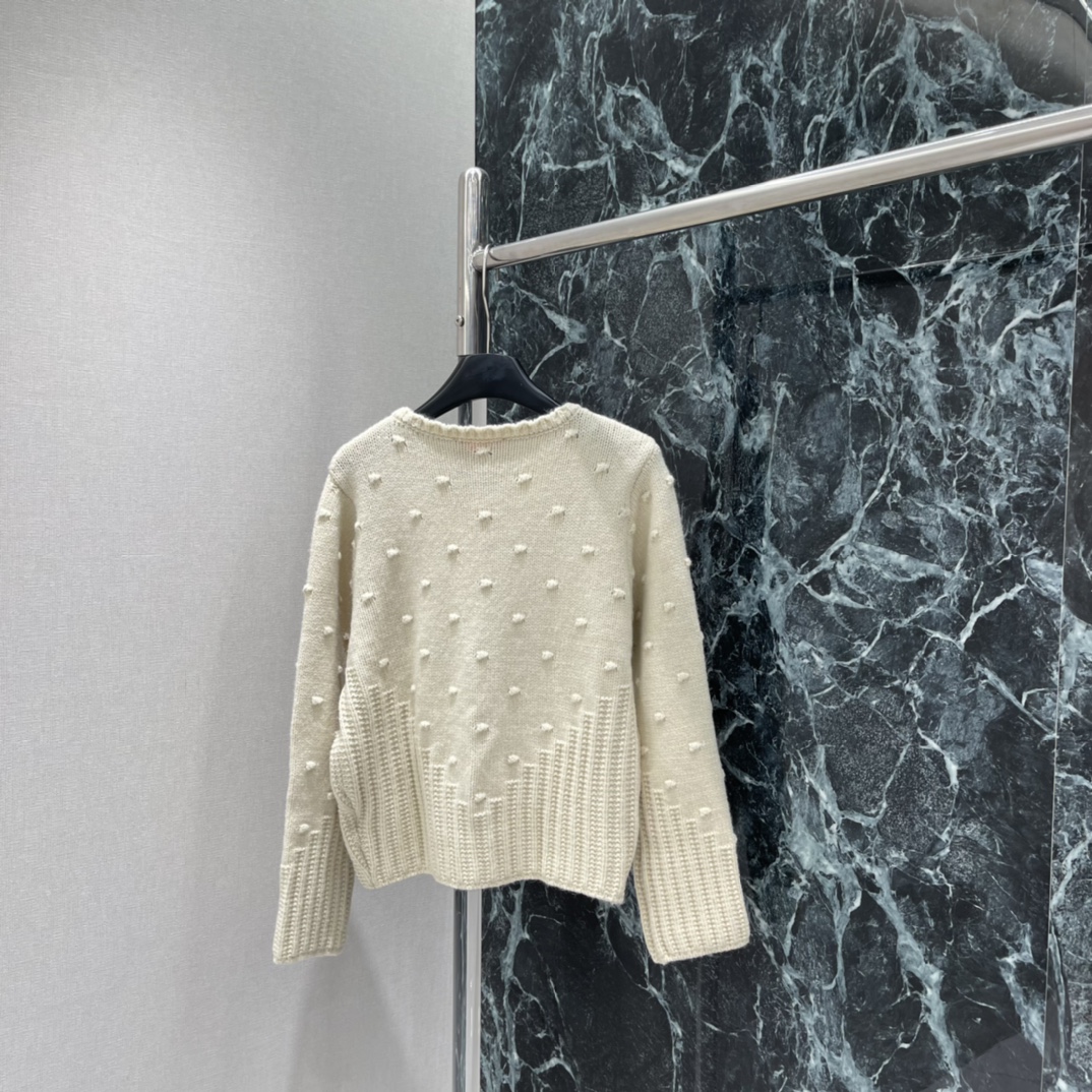 Val华伦 25秋冬新款 玫瑰刺绣针织开衫 重工刺绣玫瑰花点缀 复古温柔风满满 立体花朵+泡泡袖设计 细