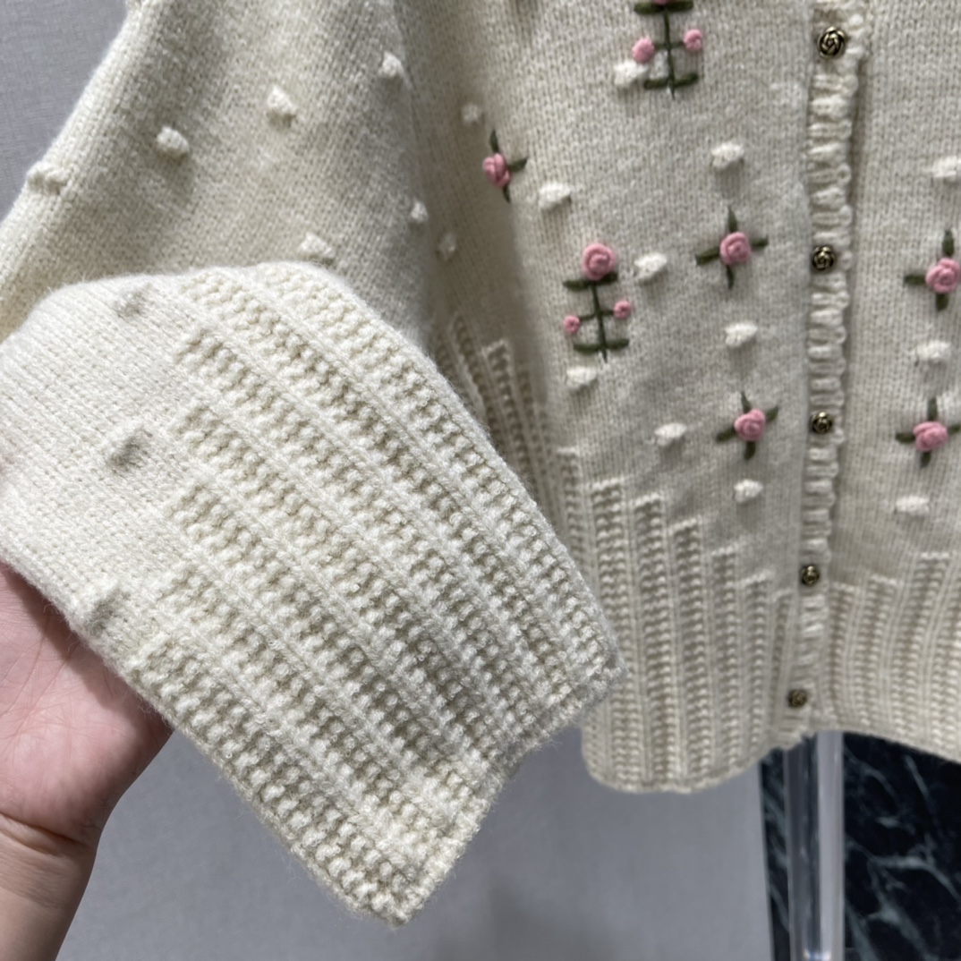 Val华伦 25秋冬新款 玫瑰刺绣针织开衫 重工刺绣玫瑰花点缀 复古温柔风满满 立体花朵+泡泡袖设计 细