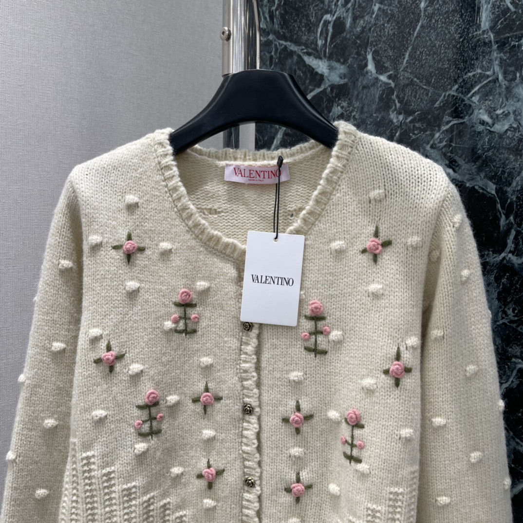 Val华伦 25秋冬新款 玫瑰刺绣针织开衫 重工刺绣玫瑰花点缀 复古温柔风满满 立体花朵+泡泡袖设计 细