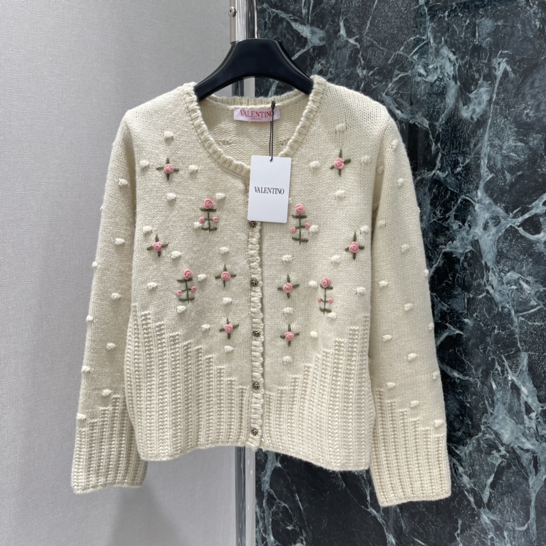 Val华伦 25秋冬新款 玫瑰刺绣针织开衫 重工刺绣玫瑰花点缀 复古温柔风满满 立体花朵+泡泡袖设计 细