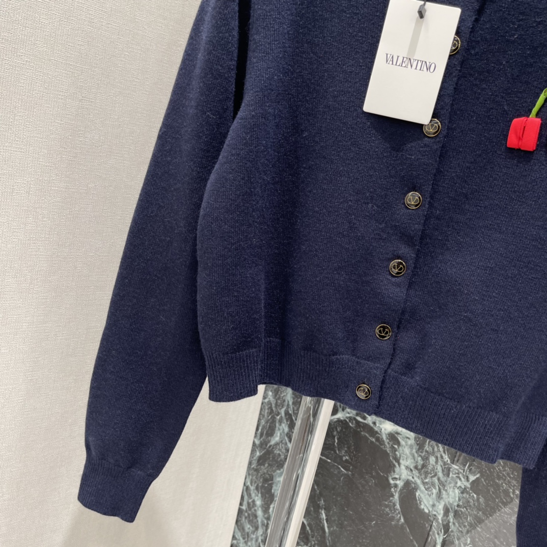 Val华伦 25秋冬新款 樱桃针织开衫 胸前立体樱桃点缀 超有辨识度 俏皮又精致 短款剪裁 搭高腰裙或牛