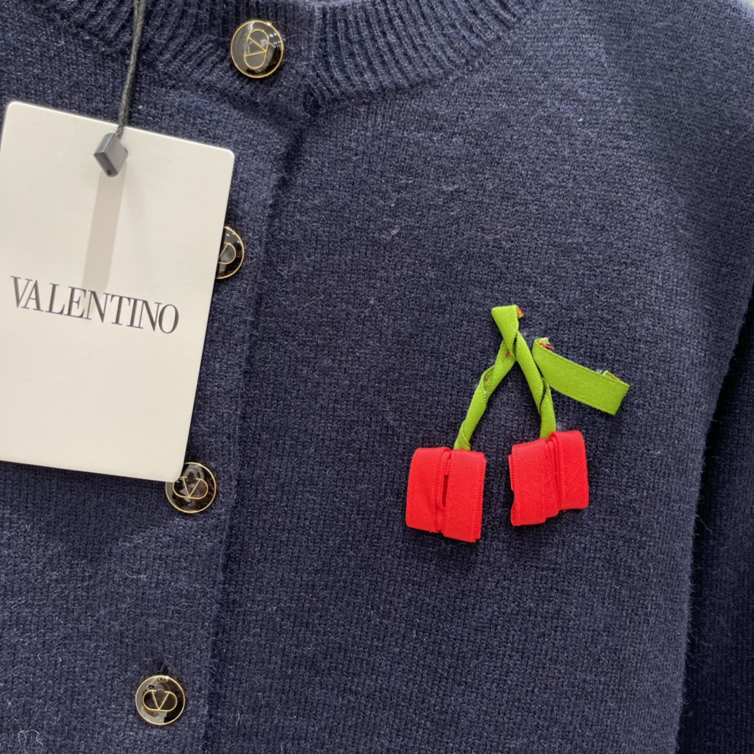 Val华伦 25秋冬新款 樱桃针织开衫 胸前立体樱桃点缀 超有辨识度 俏皮又精致 短款剪裁 搭高腰裙或牛