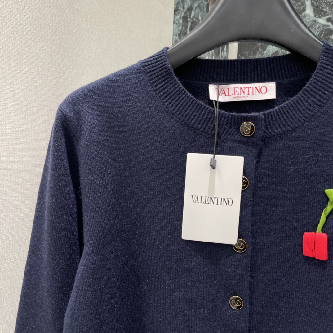 Val华伦 25秋冬新款 樱桃针织开衫 胸前立体樱桃点缀 超有辨识度 俏皮又精致 短款剪裁 搭高腰裙或牛