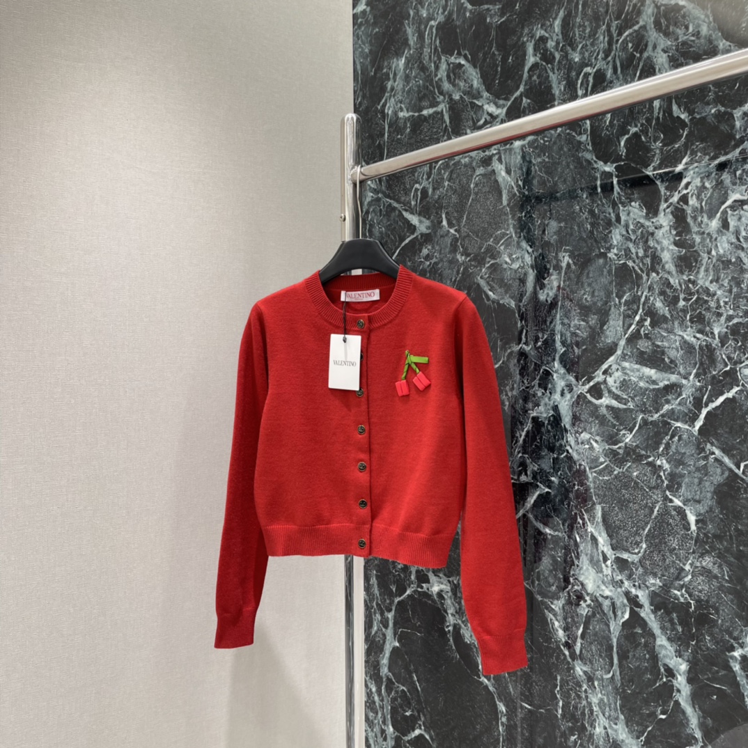 Val华伦 25秋冬新款 樱桃针织开衫 胸前立体樱桃点缀 超有辨识度 俏皮又精致 短款剪裁 搭高腰裙或牛
