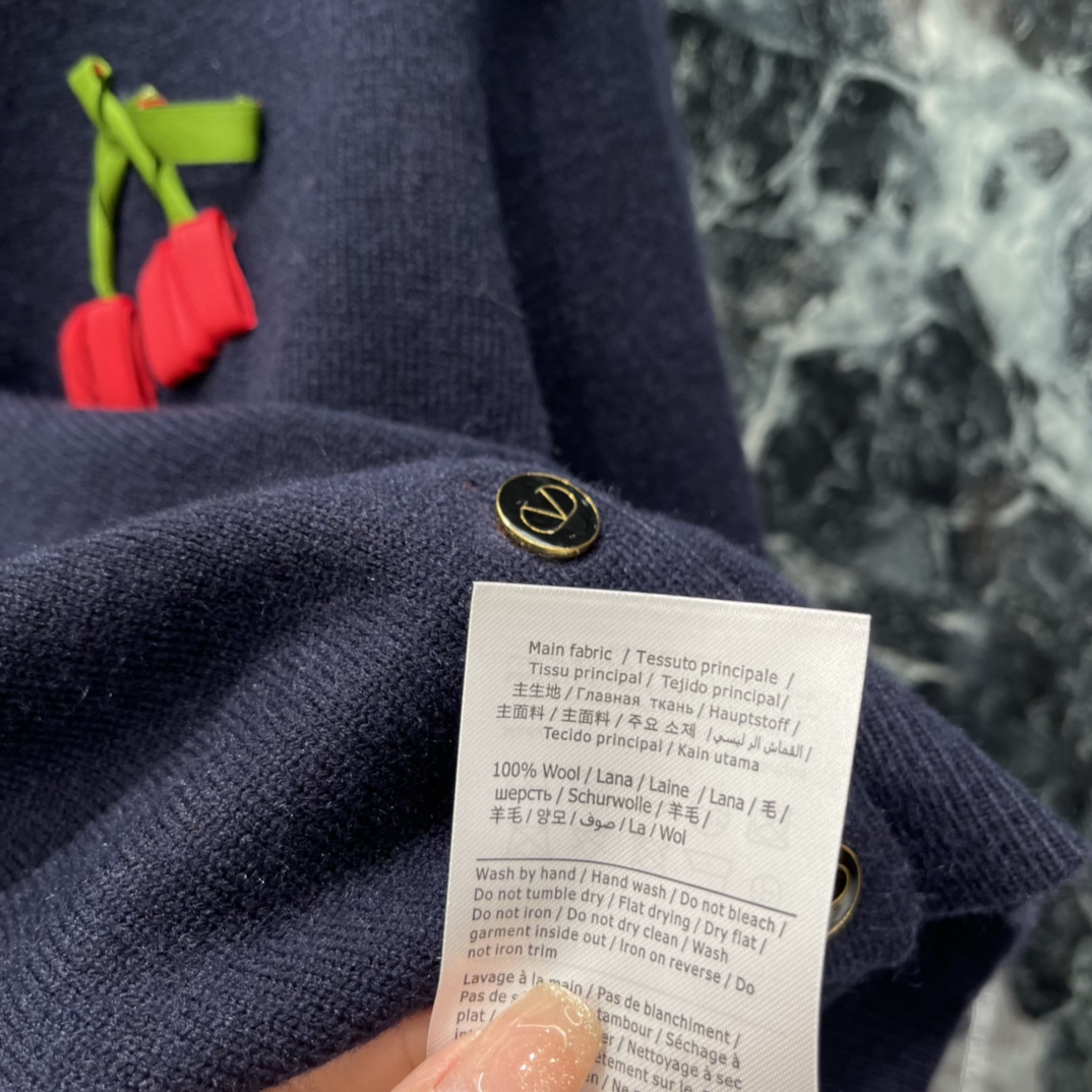 Val华伦 25秋冬新款 樱桃针织开衫 胸前立体樱桃点缀 超有辨识度 俏皮又精致 短款剪裁 搭高腰裙或牛