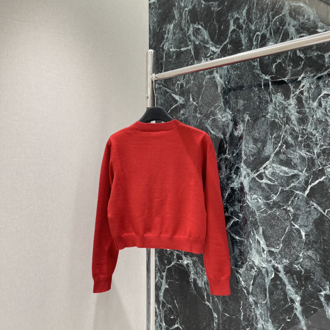 Val华伦 25秋冬新款 樱桃针织开衫 胸前立体樱桃点缀 超有辨识度 俏皮又精致 短款剪裁 搭高腰裙或牛