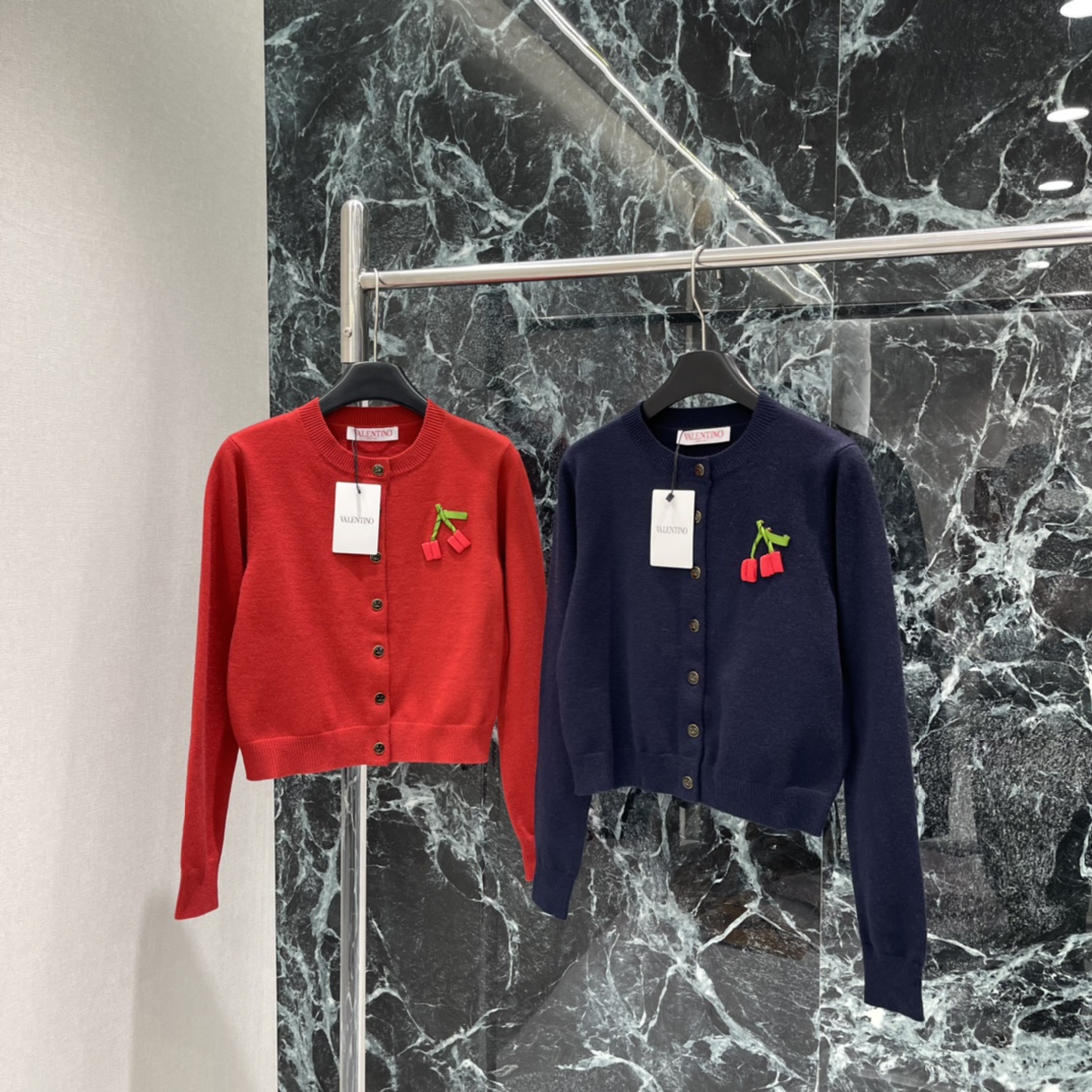 Val华伦 25秋冬新款 樱桃针织开衫 胸前立体樱桃点缀 超有辨识度 俏皮又精致 短款剪裁 搭高腰裙或牛