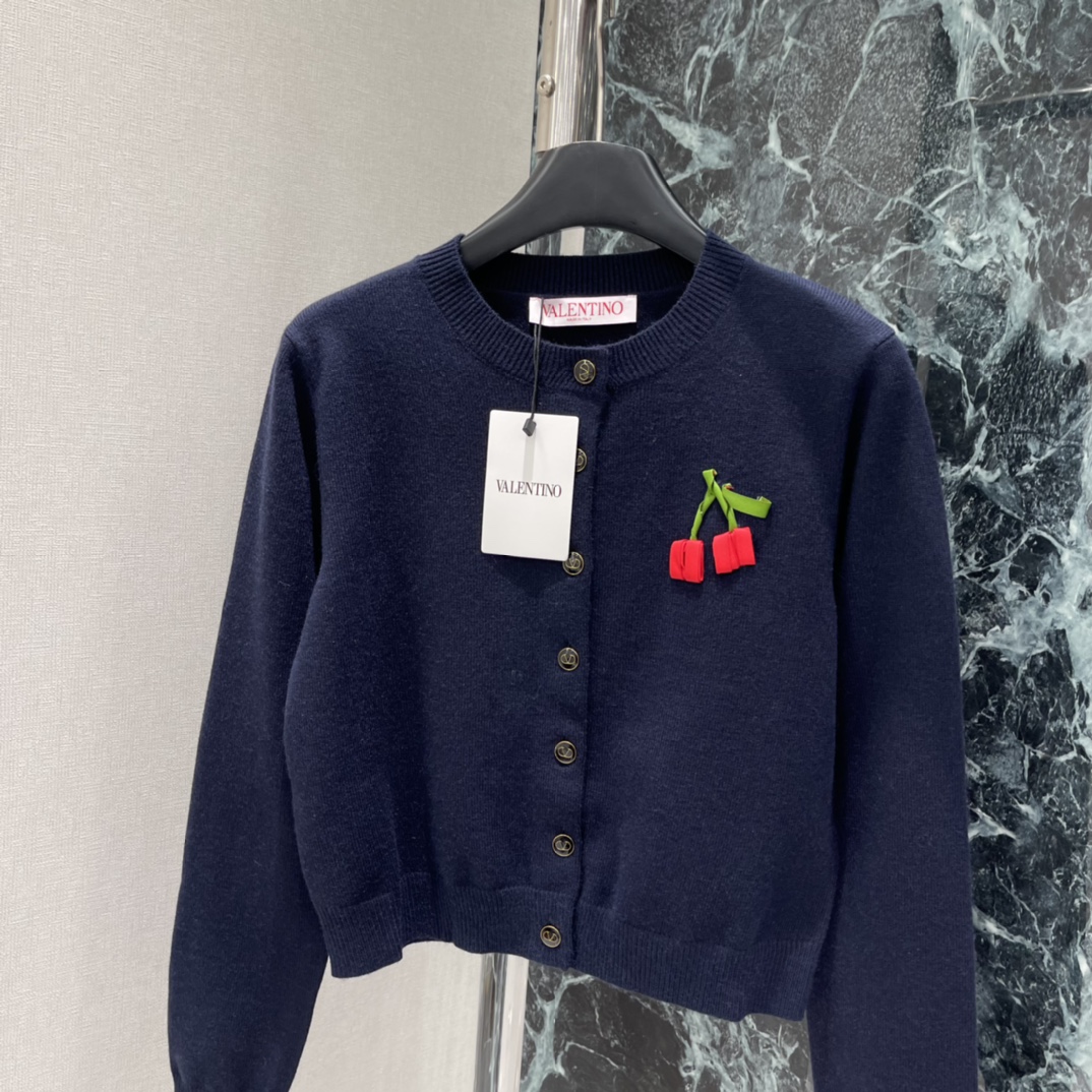 Val华伦 25秋冬新款 樱桃针织开衫 胸前立体樱桃点缀 超有辨识度 俏皮又精致 短款剪裁 搭高腰裙或牛