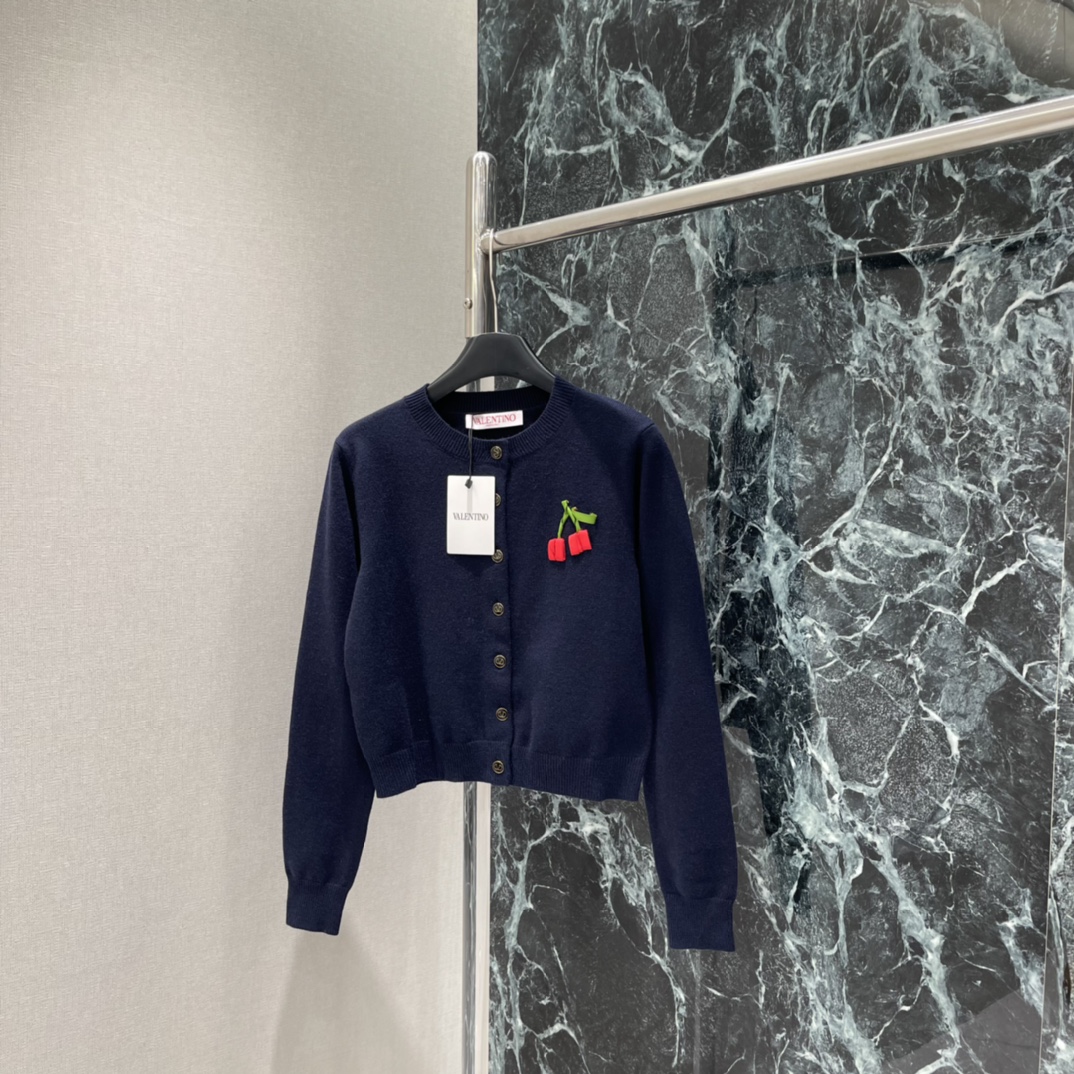 Val华伦 25秋冬新款 樱桃针织开衫 胸前立体樱桃点缀 超有辨识度 俏皮又精致 短款剪裁 搭高腰裙或牛