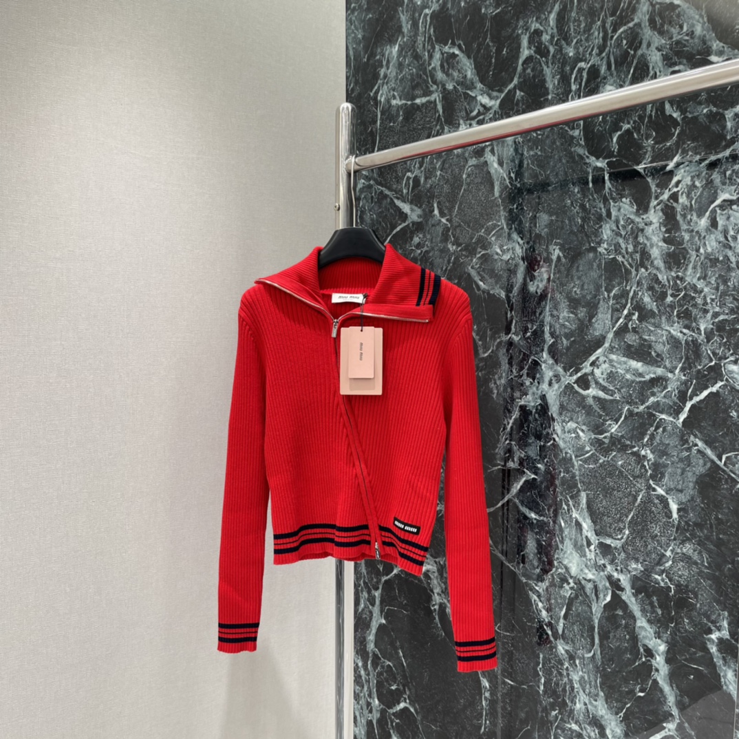 Miu 25秋冬新款 斜拉链针织衫 竖条纹针织面料弹性好穿着舒适 水手领➕拉链设计 袖口和下摆有黑色条纹