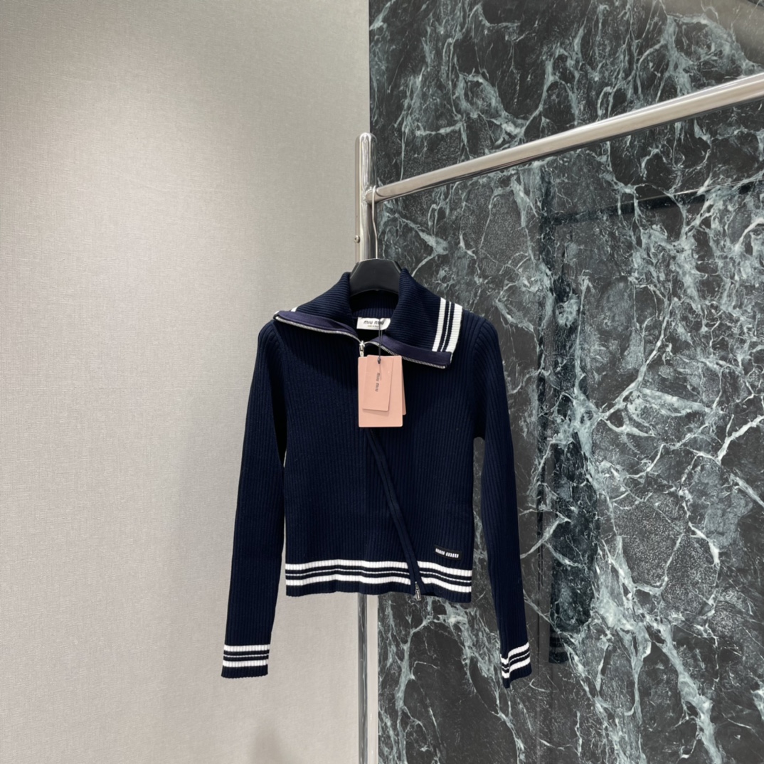 Miu 25秋冬新款 斜拉链针织衫 竖条纹针织面料弹性好穿着舒适 水手领➕拉链设计 袖口和下摆有黑色条纹