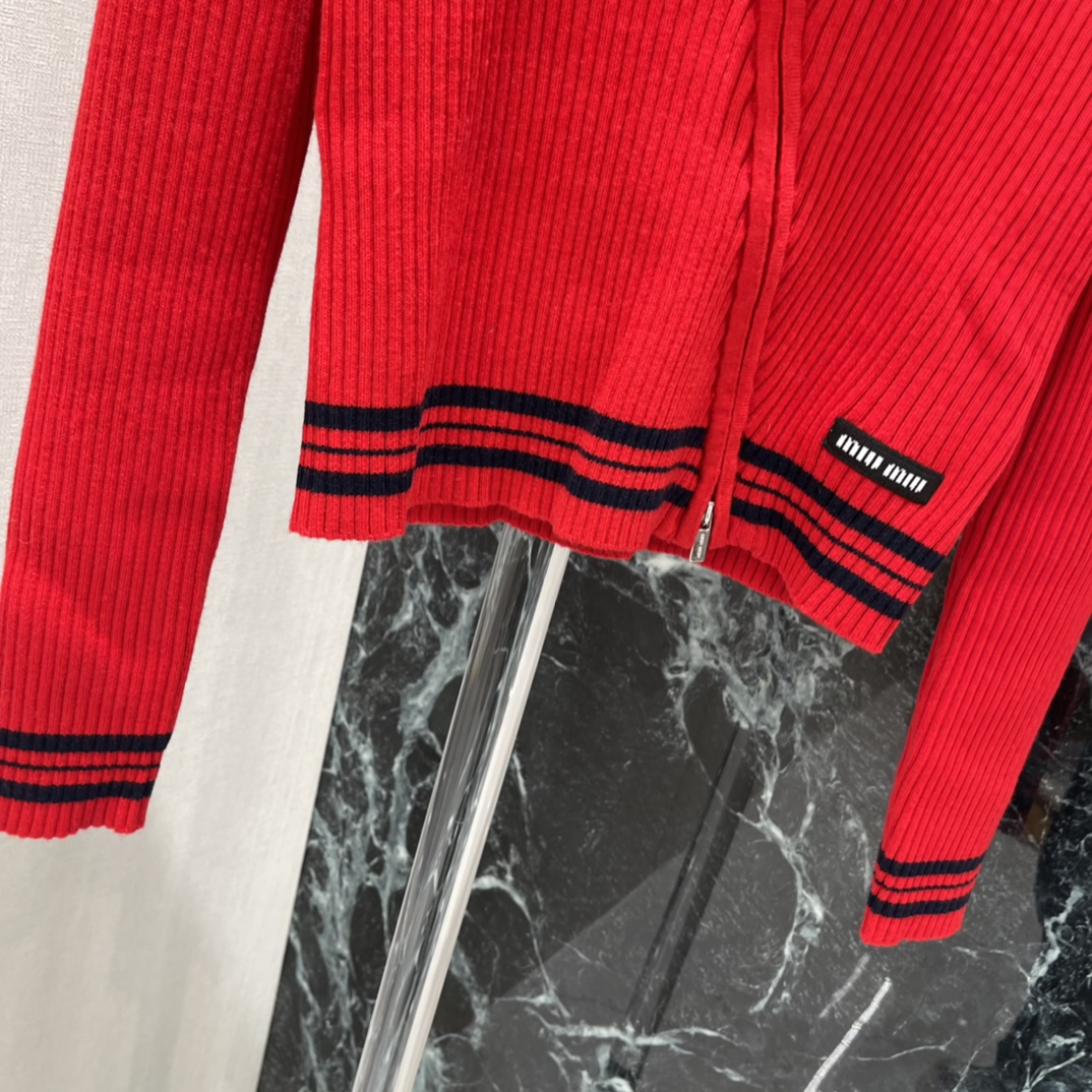 Miu 25秋冬新款 斜拉链针织衫 竖条纹针织面料弹性好穿着舒适 水手领➕拉链设计 袖口和下摆有黑色条纹