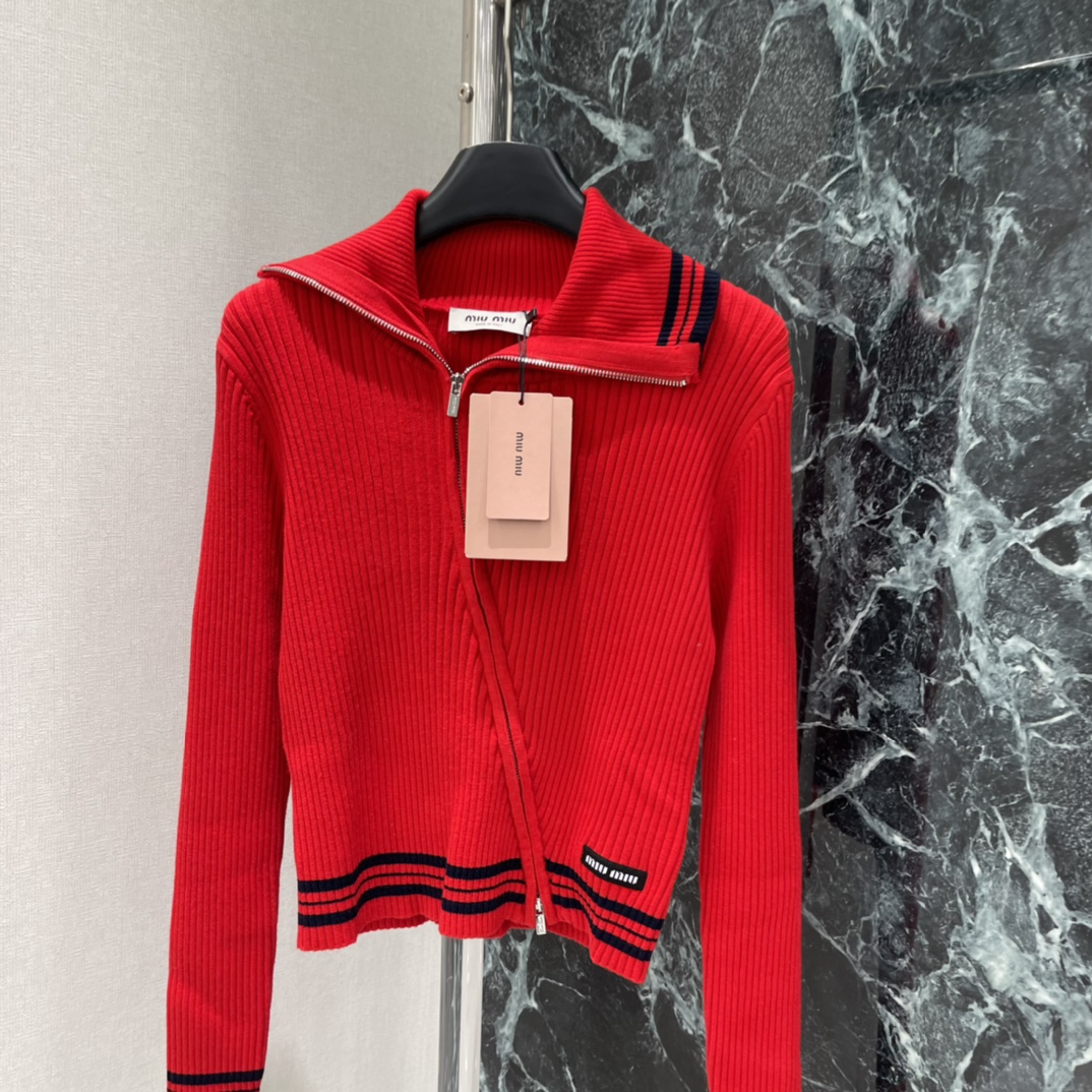Miu 25秋冬新款 斜拉链针织衫 竖条纹针织面料弹性好穿着舒适 水手领➕拉链设计 袖口和下摆有黑色条纹