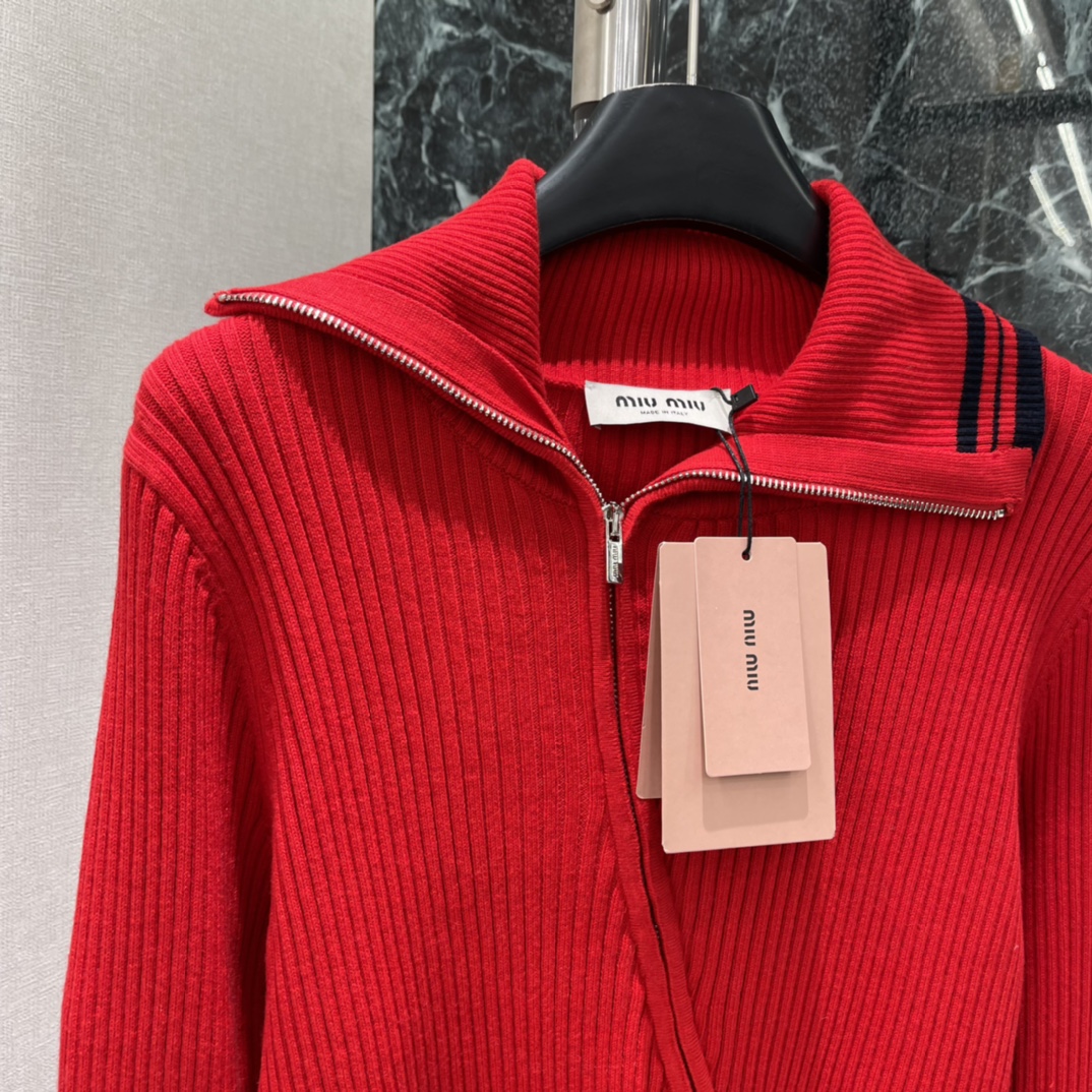 Miu 25秋冬新款 斜拉链针织衫 竖条纹针织面料弹性好穿着舒适 水手领➕拉链设计 袖口和下摆有黑色条纹