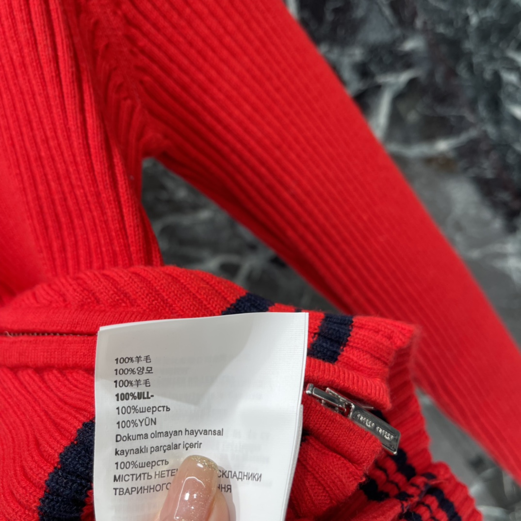 Miu 25秋冬新款 斜拉链针织衫 竖条纹针织面料弹性好穿着舒适 水手领➕拉链设计 袖口和下摆有黑色条纹