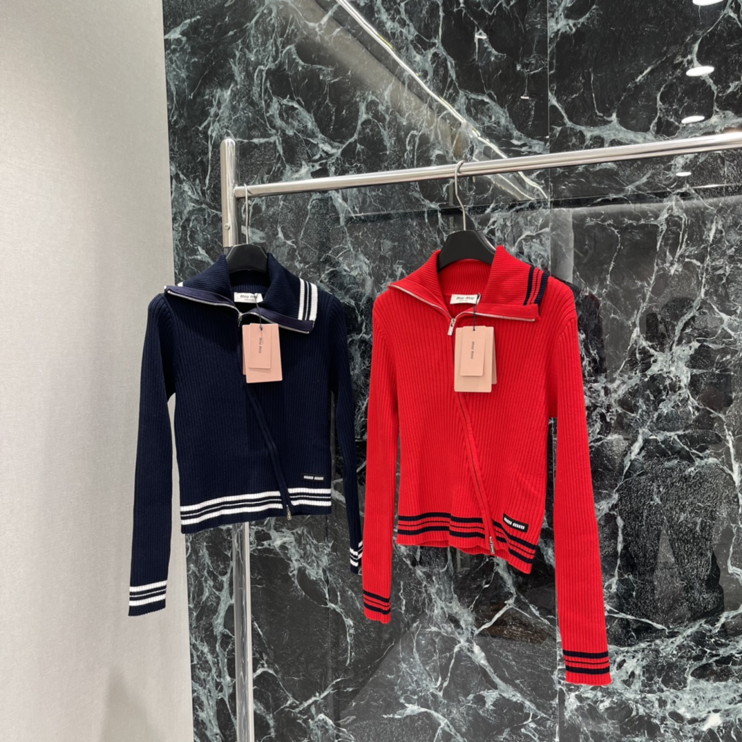 Miu 25秋冬新款 斜拉链针织衫 竖条纹针织面料弹性好穿着舒适 水手领➕拉链设计 袖口和下摆有黑色条纹