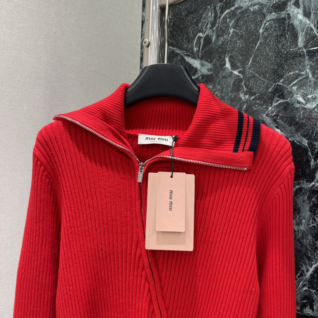Miu 25秋冬新款 斜拉链针织衫 竖条纹针织面料弹性好穿着舒适 水手领➕拉链设计 袖口和下摆有黑色条纹