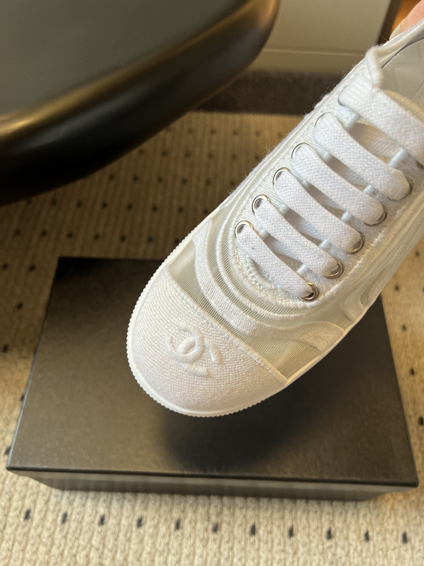 Chane*厚底透气拼色帆布运动鞋鞋头处嵌有香奈儿经典的双C刺绣logo，辨识度极高；采用简约的系带款式