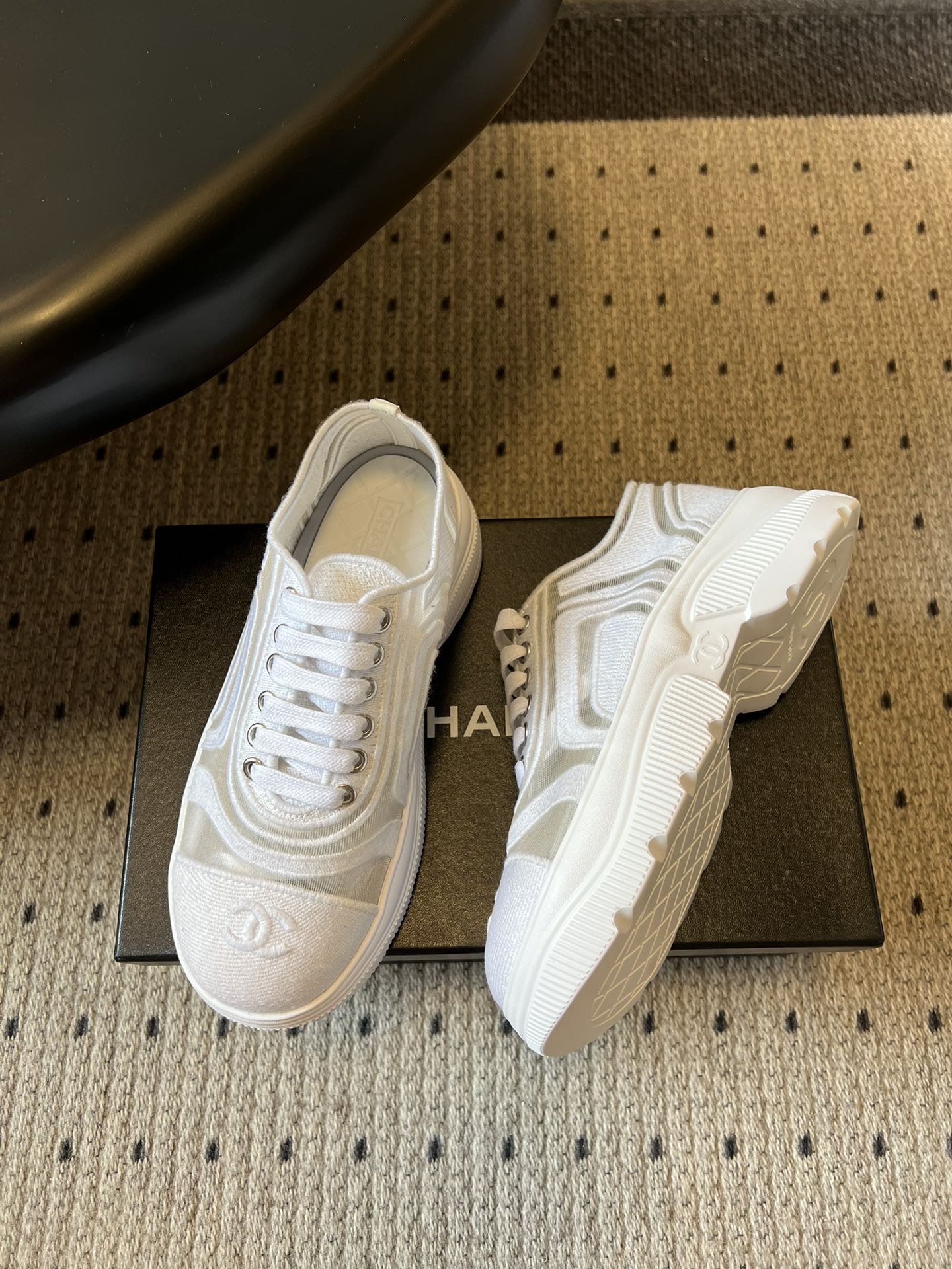 Chane*厚底透气拼色帆布运动鞋鞋头处嵌有香奈儿经典的双C刺绣logo，辨识度极高；采用简约的系带款式