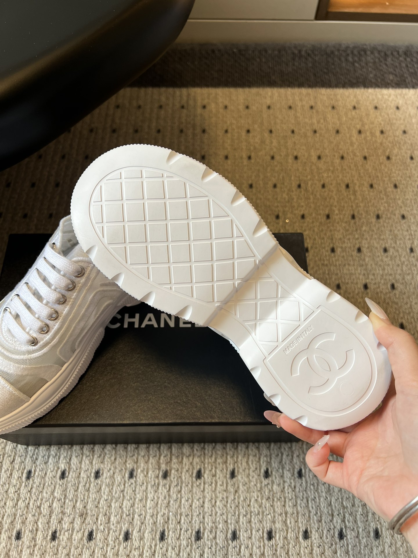 Chane*厚底透气拼色帆布运动鞋鞋头处嵌有香奈儿经典的双C刺绣logo，辨识度极高；采用简约的系带款式