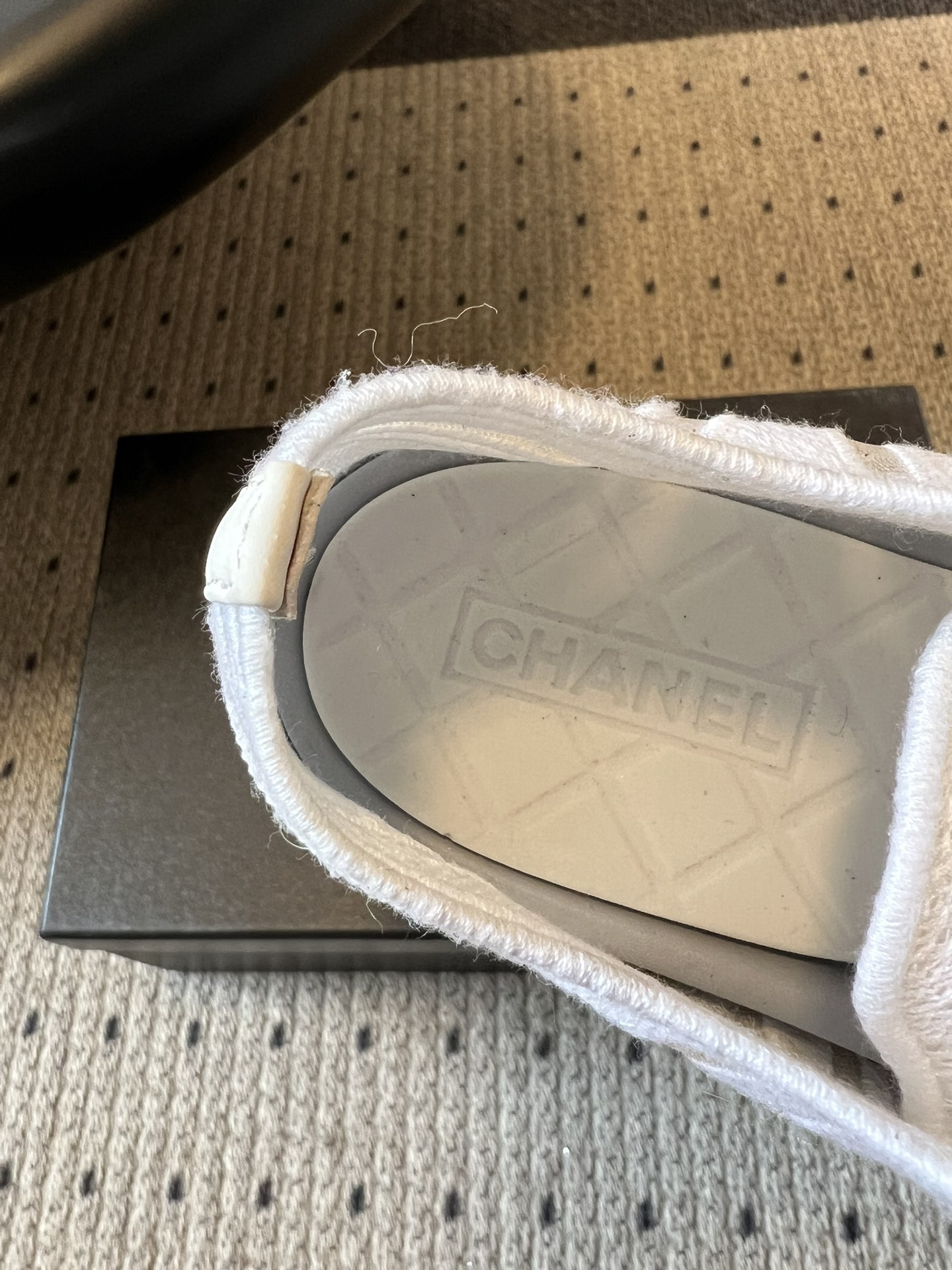 Chane*厚底透气拼色帆布运动鞋鞋头处嵌有香奈儿经典的双C刺绣logo，辨识度极高；采用简约的系带款式