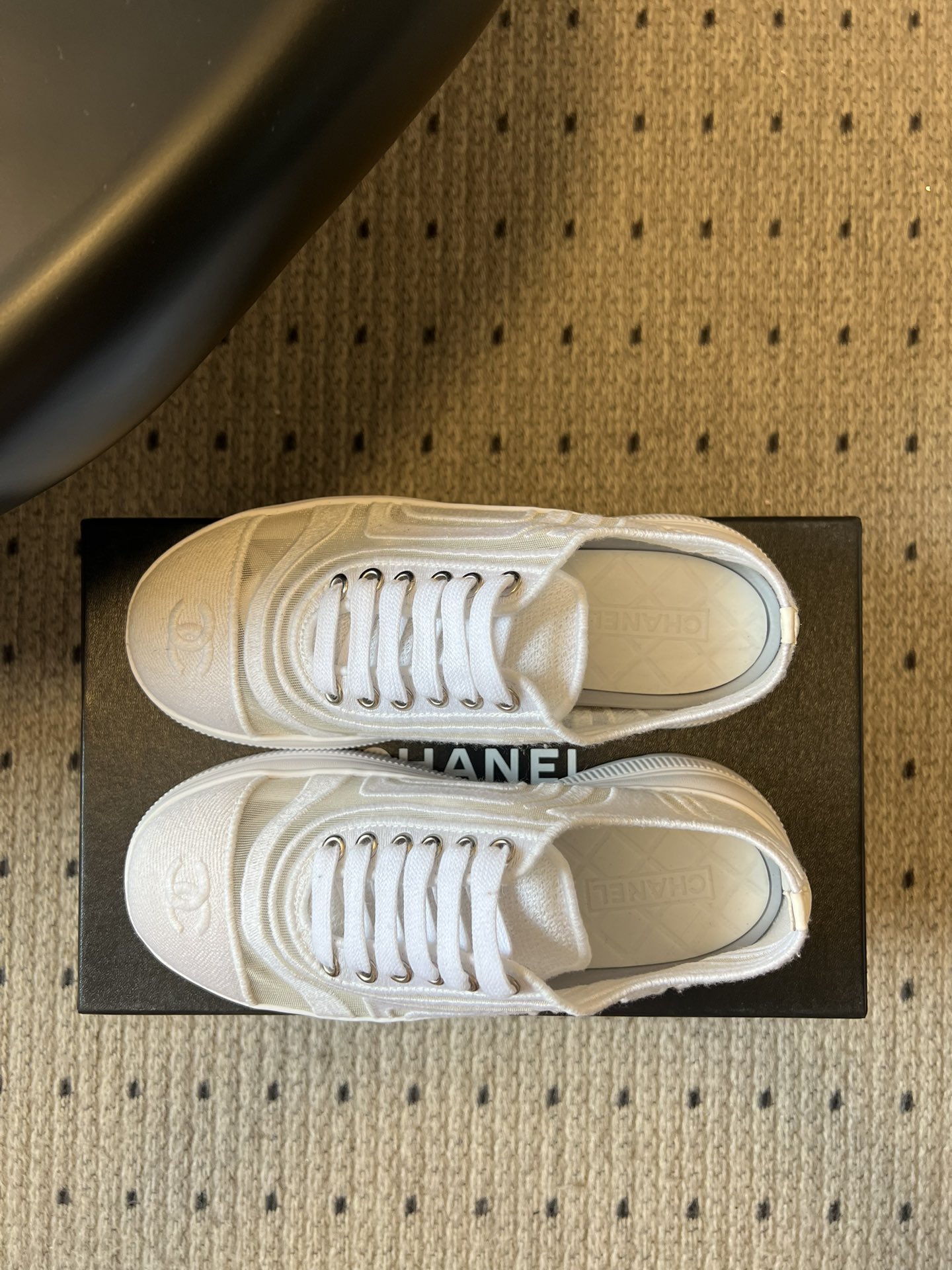 Chane*厚底透气拼色帆布运动鞋鞋头处嵌有香奈儿经典的双C刺绣logo，辨识度极高；采用简约的系带款式