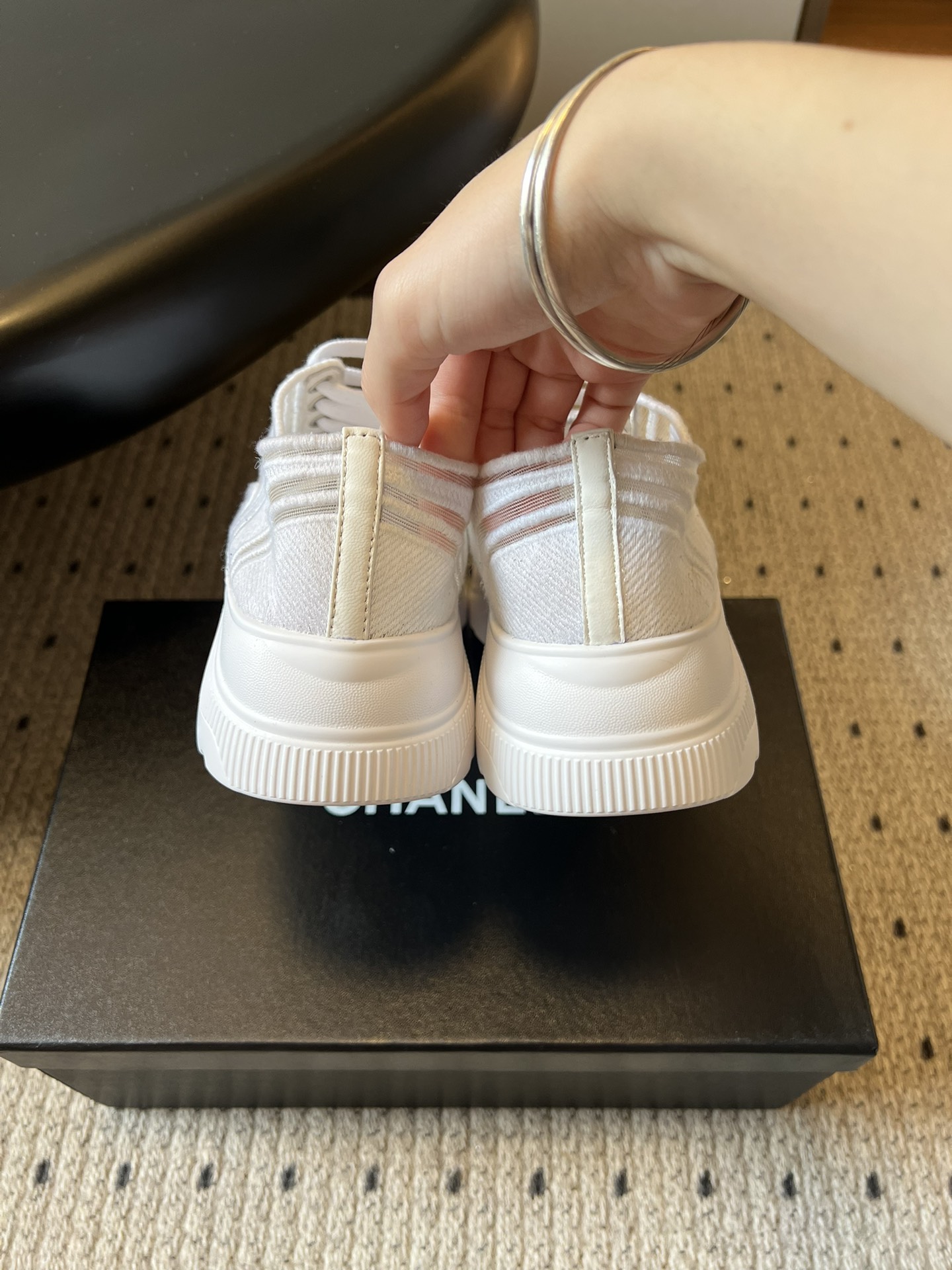 Chane*厚底透气拼色帆布运动鞋鞋头处嵌有香奈儿经典的双C刺绣logo，辨识度极高；采用简约的系带款式