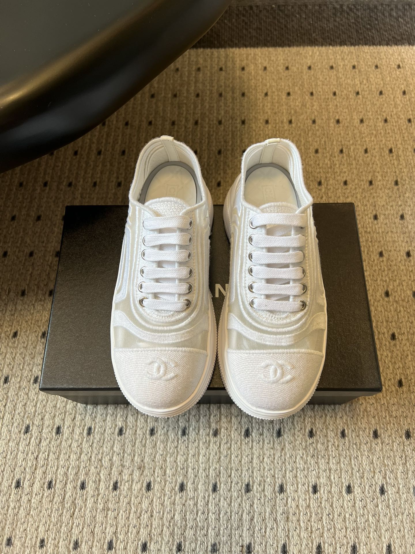 Chane*厚底透气拼色帆布运动鞋鞋头处嵌有香奈儿经典的双C刺绣logo，辨识度极高；采用简约的系带款式