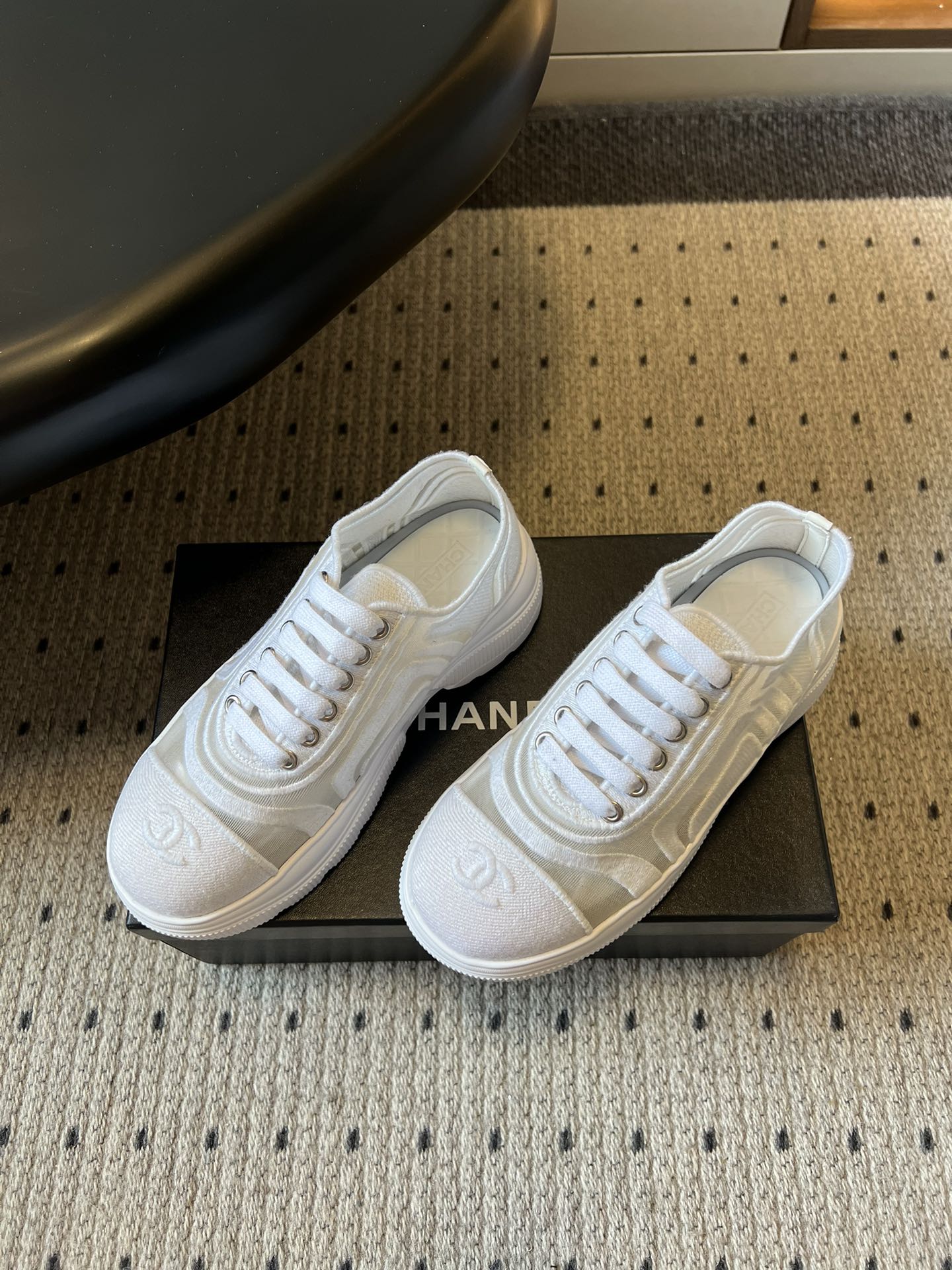 Chane*厚底透气拼色帆布运动鞋鞋头处嵌有香奈儿经典的双C刺绣logo，辨识度极高；采用简约的系带款式